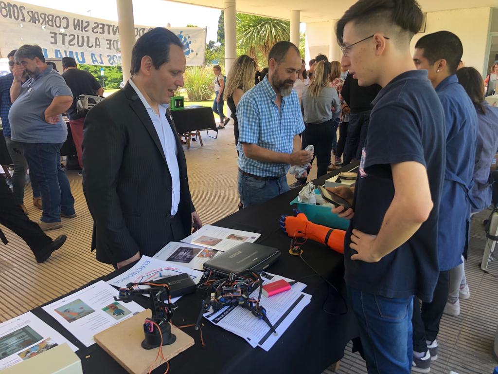 Nuestro presidente Facundo Galdos visitando los stands de las Escuelas Técnicas presentes en Encadenar Florencio Varela 2018